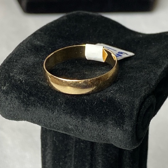Elegant Gold Band Ring